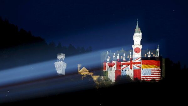 El castillo del sur de Baviera Neuschwanstein se ilumina con las banderas de los países participantes en la cumbre del G-7 - Sputnik Mundo