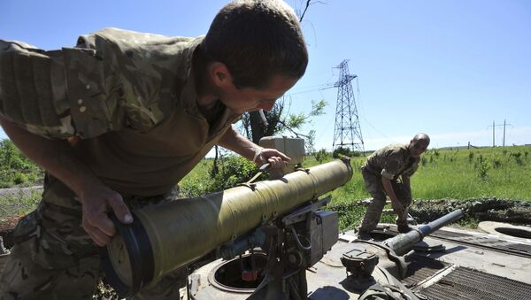Miembros de las fuerzas armadas de Ucrania preparan armas en su posición - Sputnik Mundo