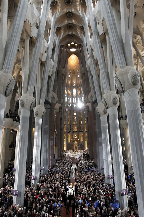 La Sagrada Familia durante la celebración de una misa La Sagrada Familia durante la celebración de una misa - Sputnik Mundo