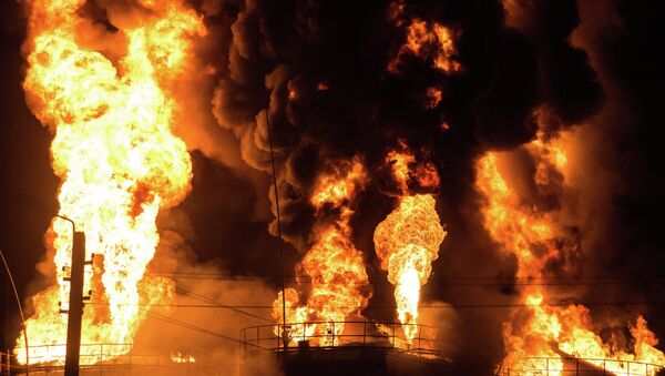 Incendio en un depósito de petróleo en Ucrania - Sputnik Mundo