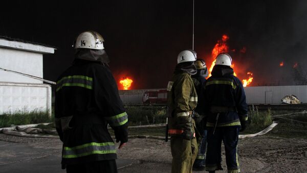 Incendio en un depósito petrolero en Ucrania - Sputnik Mundo