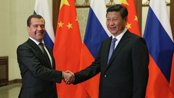 Dmitri Medvédev, primer ministro de Rusia, y Xi Jinping, presidente de China, durante una entrevista en Pekín (Archivo) - Sputnik Mundo