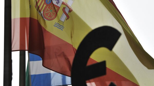 Bandera española y monumento al euro frente al Europarlamento - Sputnik Mundo