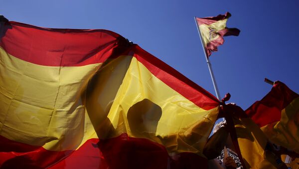 People hold Spanish flags - Sputnik Mundo