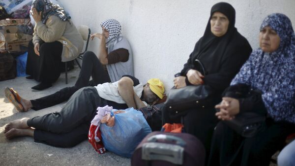 Palestinos esperan el permiso para cruzar la frontera entre Gaza y Egipto Junio 2015 - Sputnik Mundo