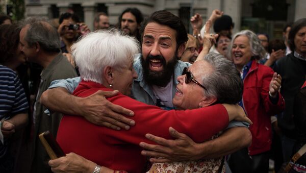 Españoles celebran investiduras de candidaturas ciudadanas de izquierdas - Sputnik Mundo