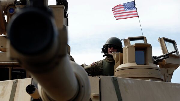 Un soldado estadounidense a bordo de un tanque Abrams - Sputnik Mundo