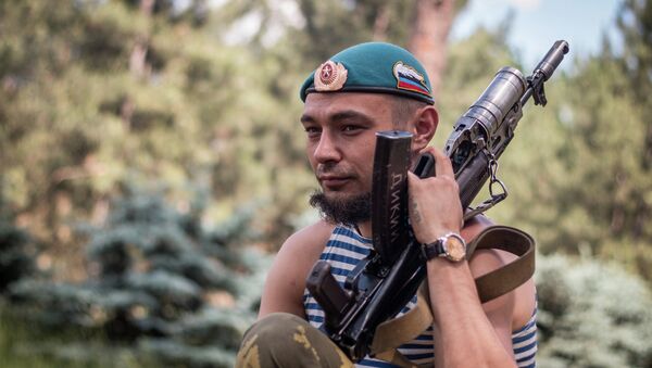 Miliciano de la Republica Popular de Donetsk en Marinka - Sputnik Mundo