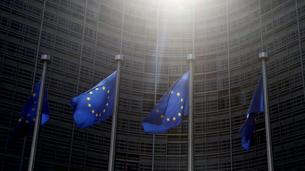 European Union flags flutter outside the European Commission headquarters in Brussels, Belgium, June 4, 2015 - Sputnik Mundo