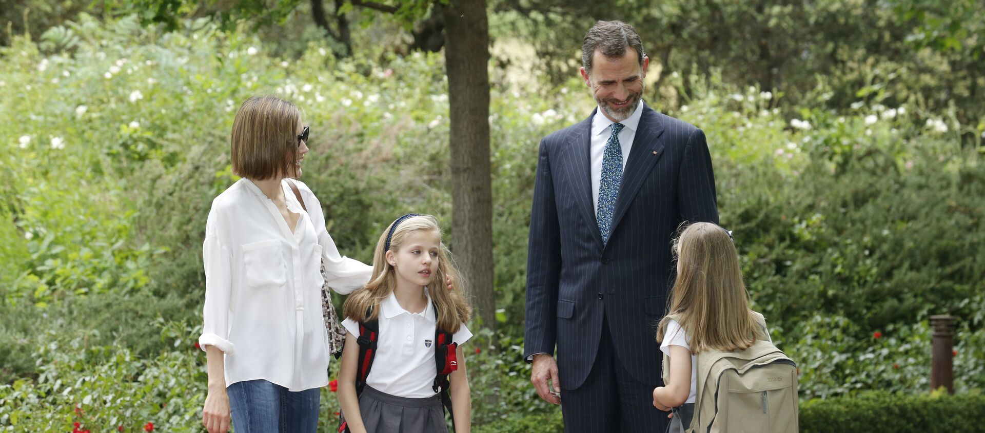 Spain's King Felipe (2nd R), Queen Letizia (L) and their daughters Infanta Leonor and Sofia (R) walk at Zarzuela Palace in Madrid, Spain, in this May 14, 2015 - Sputnik Mundo, 1920, 29.01.2021