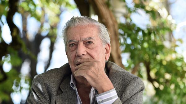 Peruvian writer and Nobel Prize 2010 in Literature, Mario Vargas Llosa gives a press conference on October 17, 2014 in Aix-en-Provence, southern France after a press conference during the literary festival La Fete du Livre.  - Sputnik Mundo