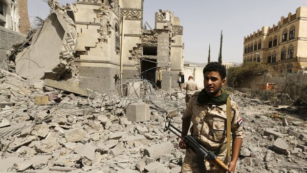 Militante hutí en Saná, Yemen - Sputnik Mundo