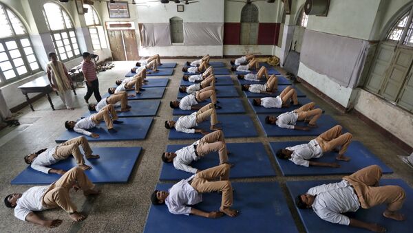 Jovenes practican yoga en una escuela antes del Día mundial de yoga, el 16 de junio, 2015 - Sputnik Mundo