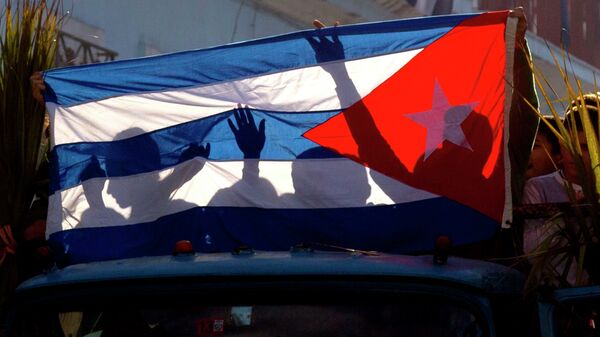 Niños llevan bandera cubana por las calles del Municipio de Regla (La Habana) - Sputnik Mundo