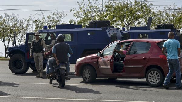Vehículos blindados se ven en una carretera después de la llegada de una delegación de senadores brasileños cerca del aeropuerto Simón Bolívar en Caracas - Sputnik Mundo