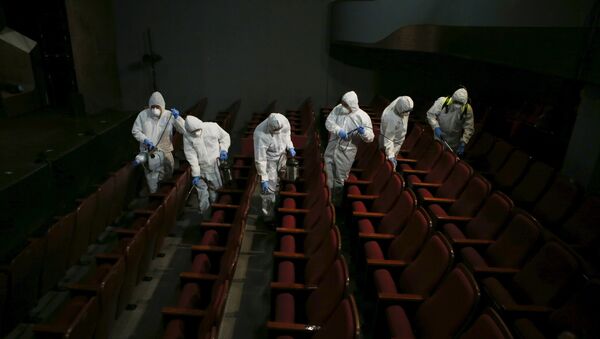 Empleados de un servicio de desinfección en un teatro de Seúl - Sputnik Mundo