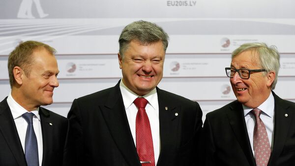 Donald Tusk, Petró Poroshenko y Jean-Claude Juncker durante la cumbre de la Asociación Oriental - Sputnik Mundo