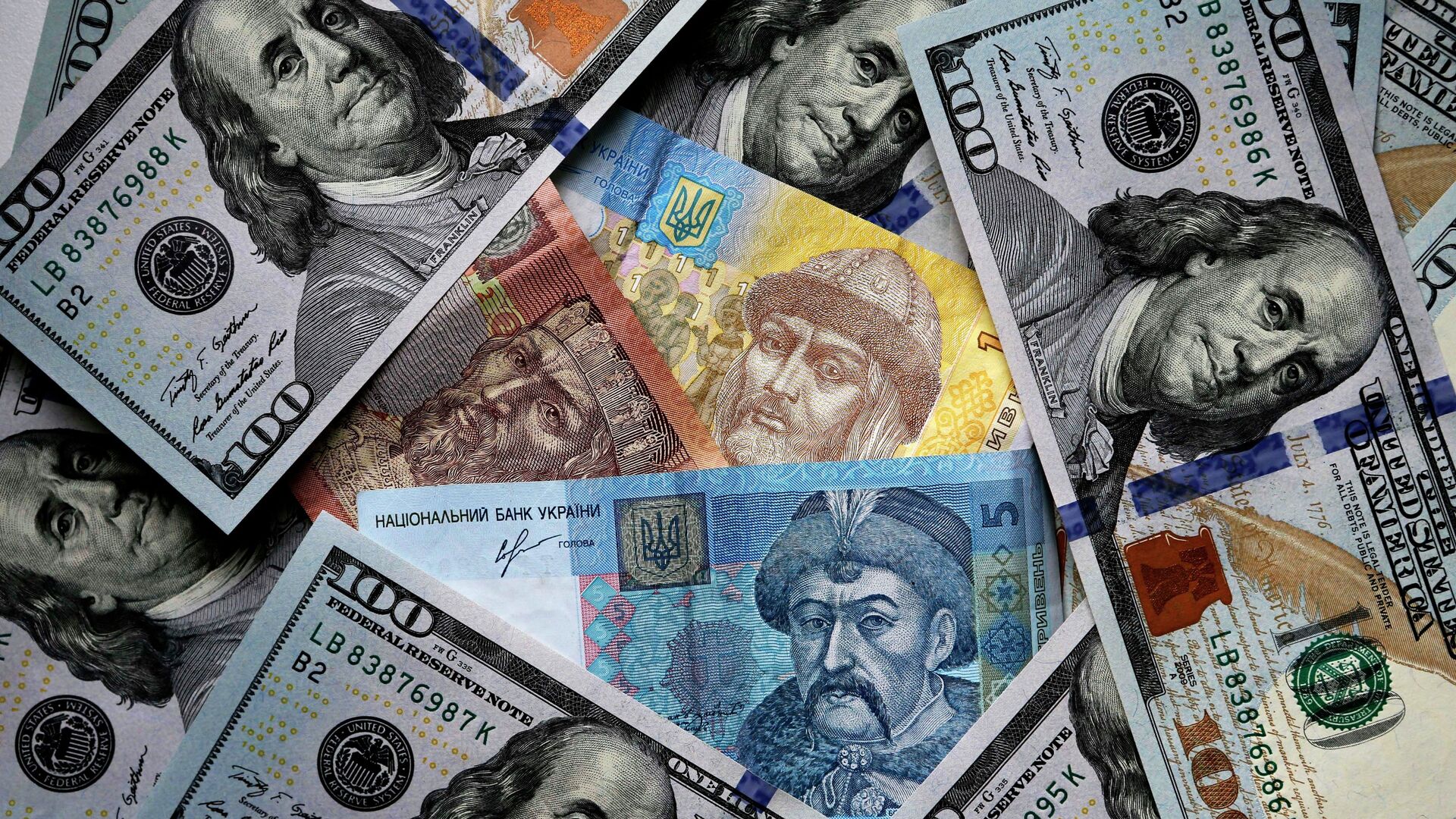 Денежные купюры и монеты США и Украины - Sputnik Mundo, 1920, 28.07.2023