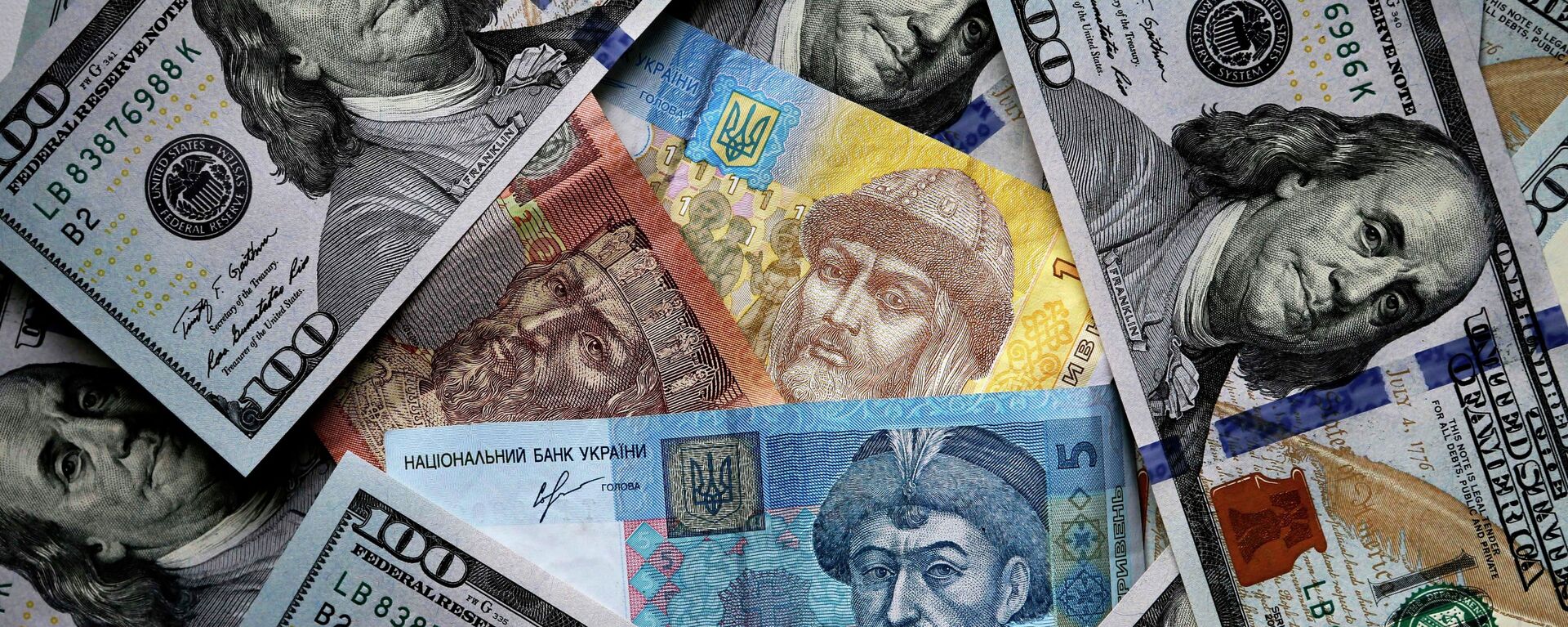 Денежные купюры и монеты США и Украины - Sputnik Mundo, 1920, 28.07.2023