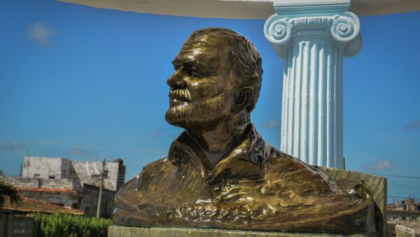 Monumento a Ernest Hemingway en La Habana - Sputnik Mundo