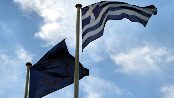 Banderas de UE y Grecia - Sputnik Mundo