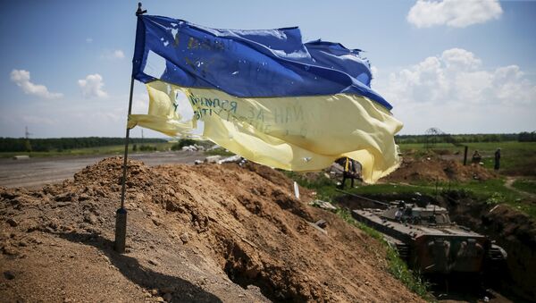 A tattered Ukrainian national flag flutters in the wind at a position held by the Ukrainian armed forces near the town of Maryinka, eastern Ukraine, June 5, 2015 - Sputnik Mundo