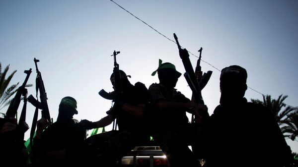 Palestinian masked Hamas gunmen hold their guns as they attend a rally in Gaza City, Wednesday, Aug. 27, 2014 - Sputnik Mundo