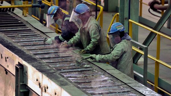 Trabajadores en la planta de fundición de plata y plomo de Karachipampa en Potosí, al sur Bolivia - Sputnik Mundo