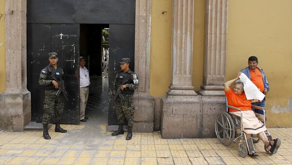 Soldados cerca de la entrada al hospital San Felipe de Tegucigalpa, Honduras - Sputnik Mundo