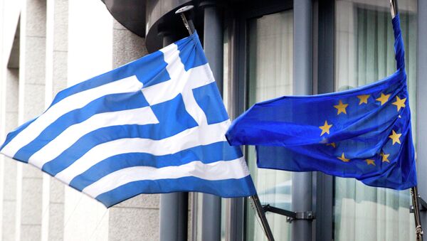Banderas de Grecia y UE - Sputnik Mundo