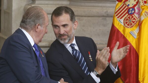 Felipe VI, Rey de España, y su padre, Juan Carlos I, durante la celebración del 30 aniversario de la adhesión de España a la UE en el Palacio Real de Madrid, el 24 de junio, 2015 - Sputnik Mundo