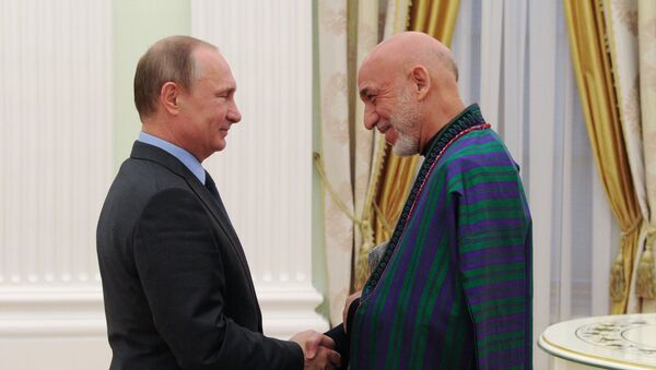 Vladímir Putin, presidente  de Rusia y Hamid Karzai, expresidente de Afganistán - Sputnik Mundo