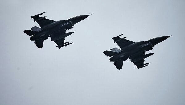 F-16 Fighting Falcons during aviation detachment exercies at the Air Force base in Lask, Poland June 19, 2015 - Sputnik Mundo