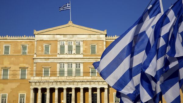 Greek flags fly in front of the parliament during a pro-government rally calling on Greece's European and International Monetary creditors to soften their stance in the cash-for-reforms talks in Athens, June 17, 2015. - Sputnik Mundo