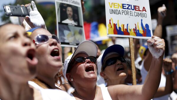 Mitin contra el presidente Nicolás Maduro y en apoyo de la oposición en Caracas, Venezuela, el 30 de mayo, 2015 - Sputnik Mundo
