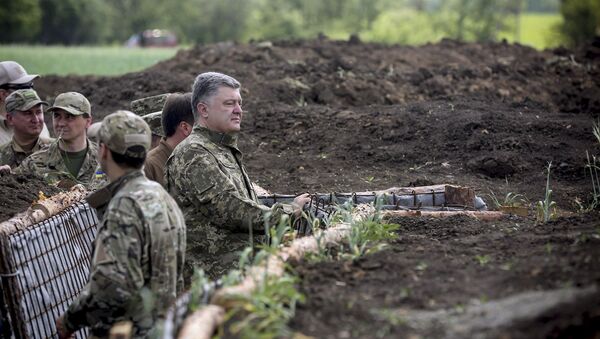 Petró Poroshenko, presidente de Ucrania, en la región de Donetsk - Sputnik Mundo