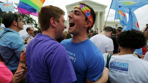 Gente celebran la legalización de matrimonios homosexuales al lado del Tribunal Supremo de EEUU en Washington, el 26 de junio, 2015 - Sputnik Mundo