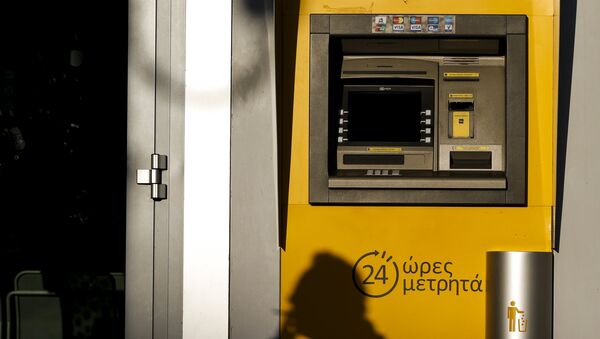 Los bancos de Grecia abrirán solo el martes, se podrá retirar 60 euros al día - Sputnik Mundo