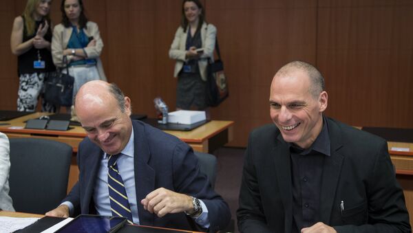 Ministro de Economía de España, Luis de Guindos, y su homólogo griego, Yanis Varoufakis - Sputnik Mundo