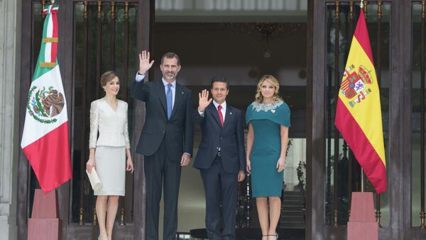 El rey de España Felipe VI, la reina Letizia con el presidente de México, Enrique Peña, y su esposa, Angélica Rivera - Sputnik Mundo