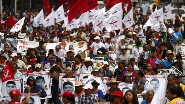 Protesta del nueve meses aniversario de la desaparición de los estudiantes de Ayotzinapa en México - Sputnik Mundo