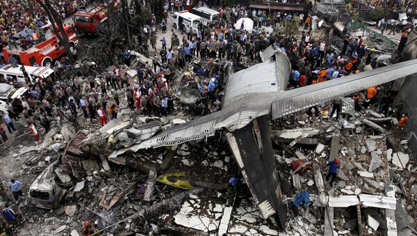 Lugar del accidente del avión militar C-130 Hercules en Indonesia - Sputnik Mundo