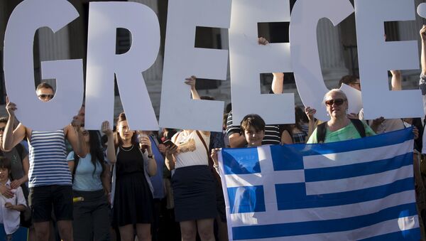 Manifestantes protestan en contra de las acciones de BCE en relación de la deuda de Grecia en Londres, Gran Bretaña, el 29 de junio, 2015 - Sputnik Mundo