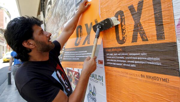 Un hombre pega un póster con la palabra griega NO en Atenas - Sputnik Mundo