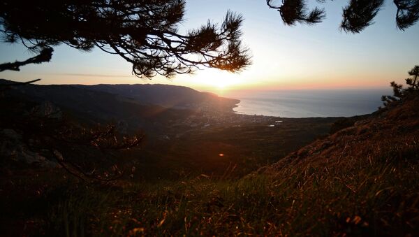 Vista de la ciudad de Yalta en Cirmea al amancer - Sputnik Mundo