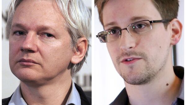 Julian Assange, fundador de WikiLeaks, y Edward Snowden, exempleado de la NSA - Sputnik Mundo