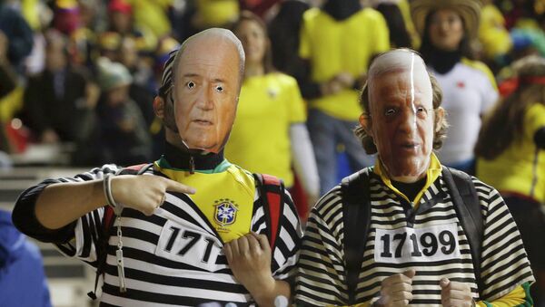 Hinchas brasileños visten máscaras del ex presidente de CBF, José Maria Marin (a la derecha), y presidente de FIFA, Sepp Blatter (a la izquierda) - Sputnik Mundo