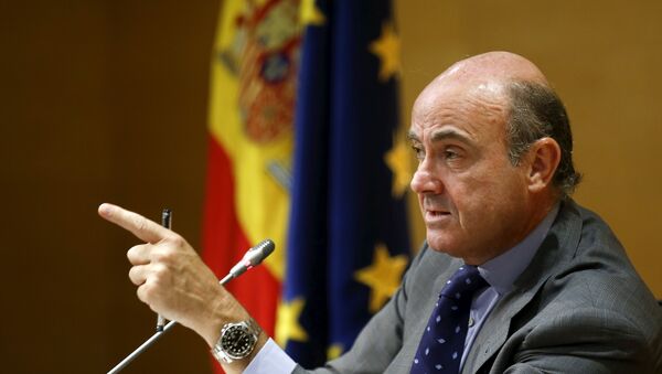 El ministro español de Economía, Luis de Guindos, durante rueda de prensa - Sputnik Mundo