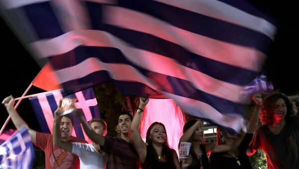 Gente con las banderas griegas cerca del Parlamento de Grecia - Sputnik Mundo