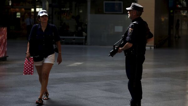 Policía en la estación de tren de Atocha en Madrid - Sputnik Mundo